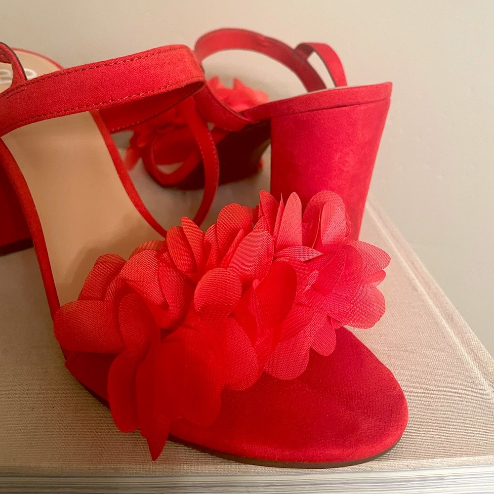 NWOT Flutter Brass Plum Heels